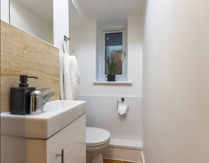 4-bed contractor house in Southampton (SO) photo 4