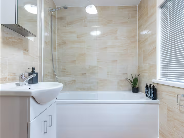 4-bed contractor house in Southampton (SO) photo 6