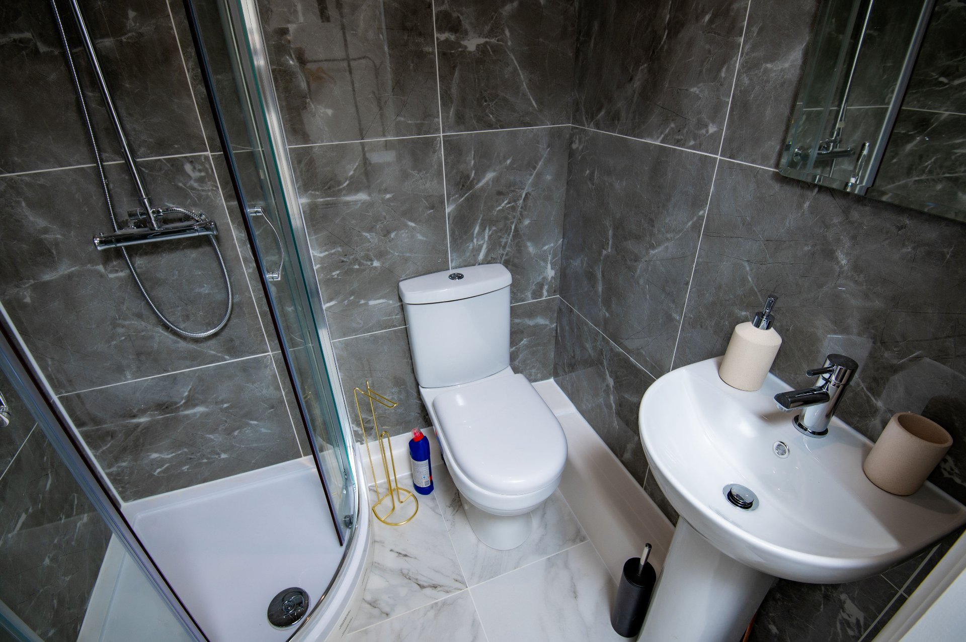 5-bed contractor house in Wigan, greater manchester (WN) photo 5