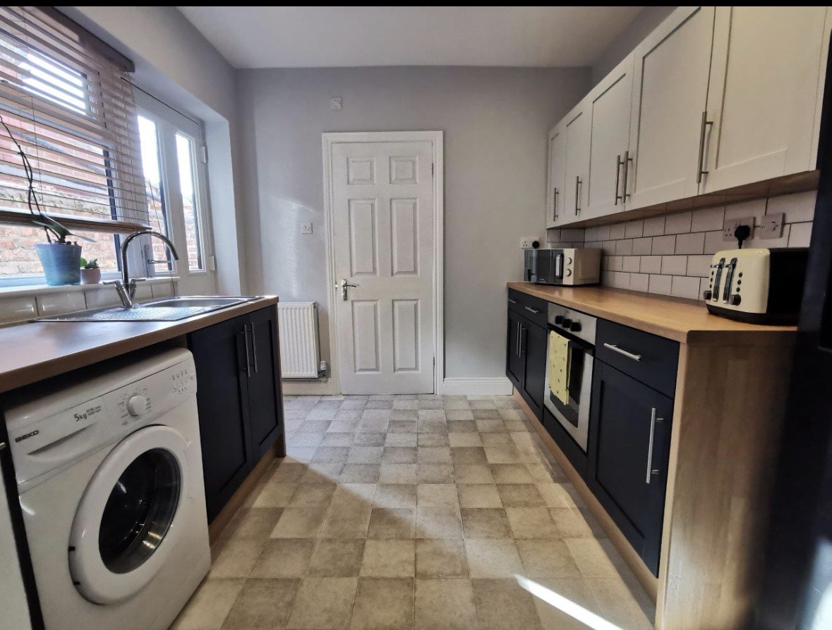 4-bed contractor house in Middlesbrough  (TS) photo 5