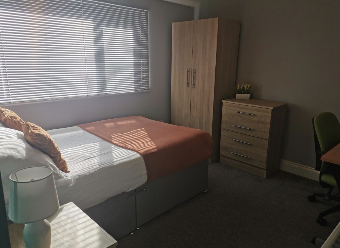 4-bed contractor house in Middlesbrough  (TS) photo 6