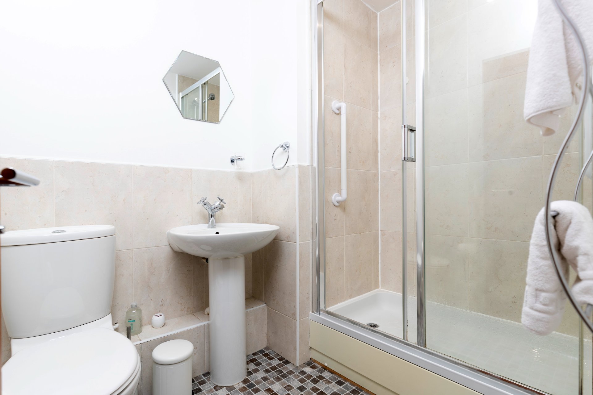 3-bed contractor house in Middlesbrough (TS) photo 6