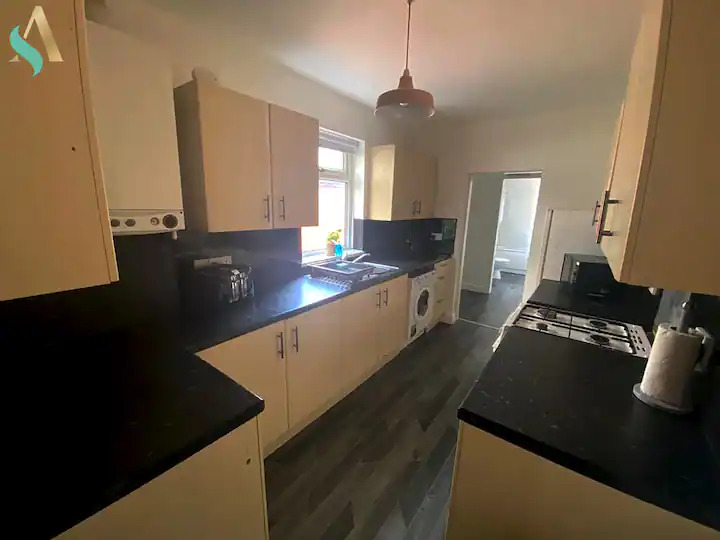 4-bed contractor house in Middlesbrough (TS) photo 3
