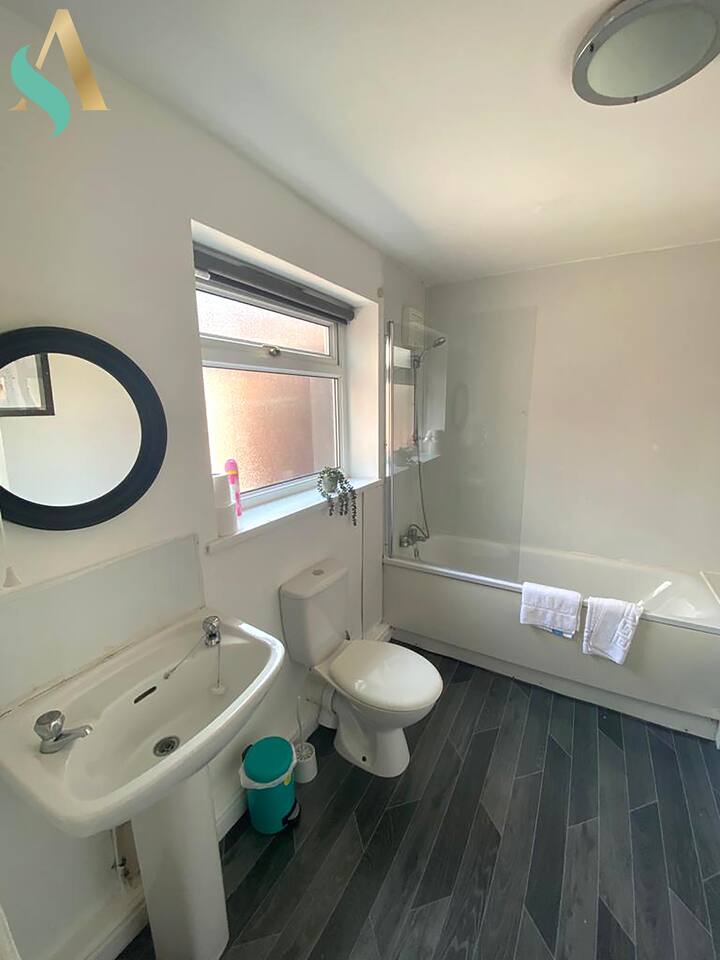 4-bed contractor house in Middlesbrough (TS) photo 4