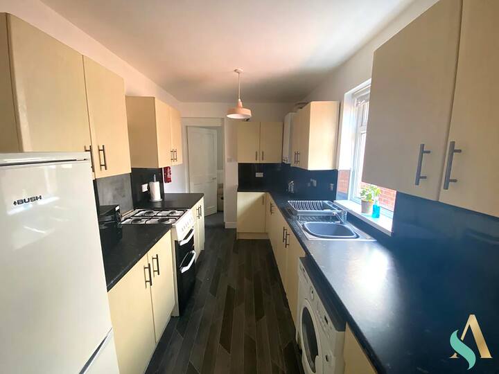 4-bed contractor house in Middlesbrough (TS) photo 5