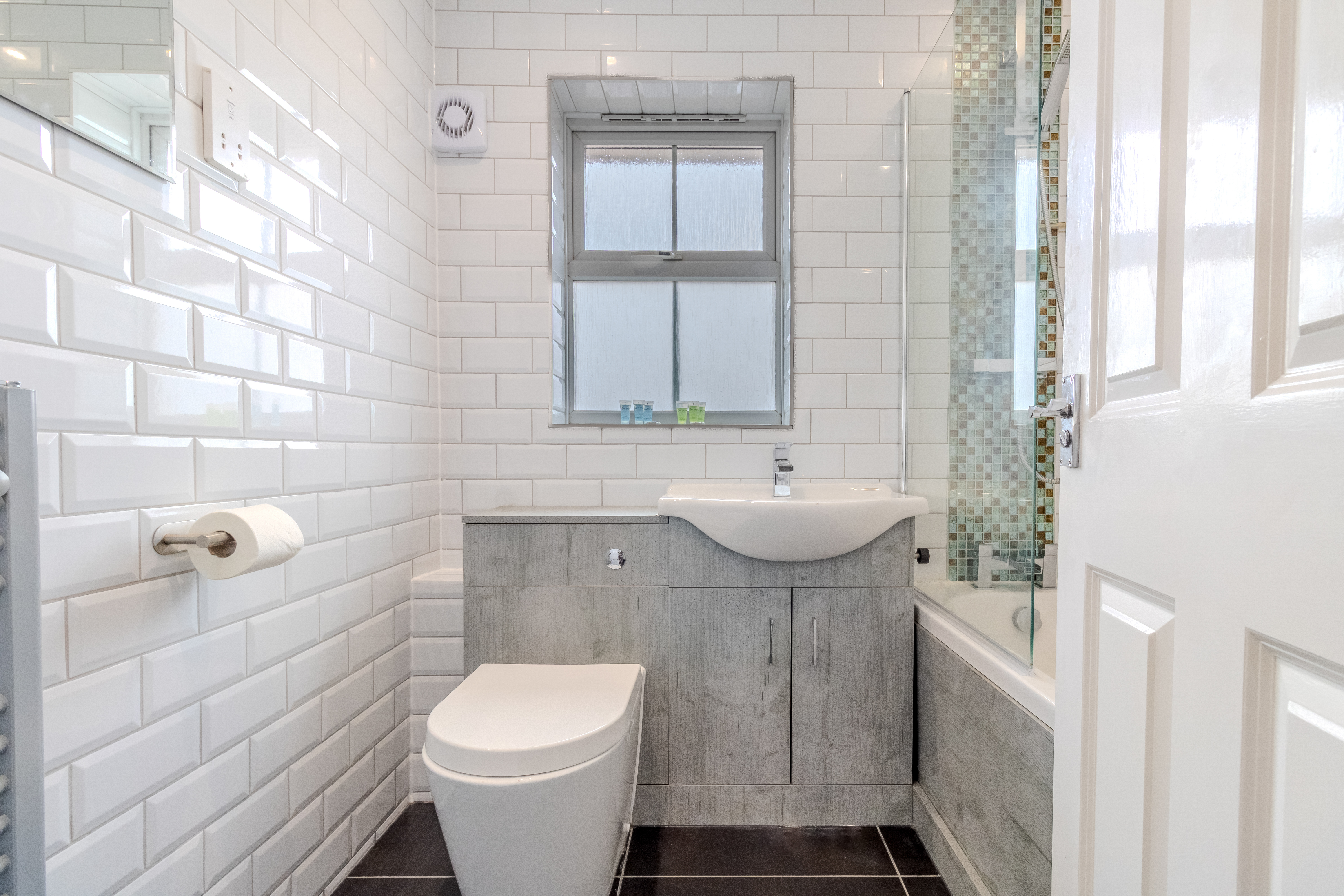 4-bed contractor house in Bedford  (MK) photo 7