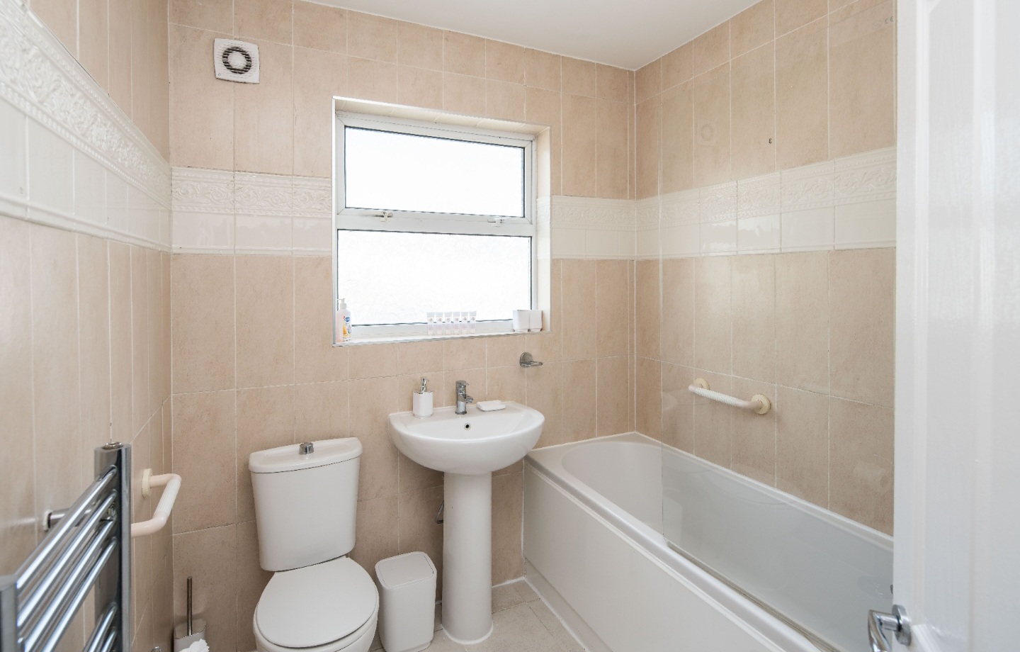 4-bed contractor house in London (HA) photo 10