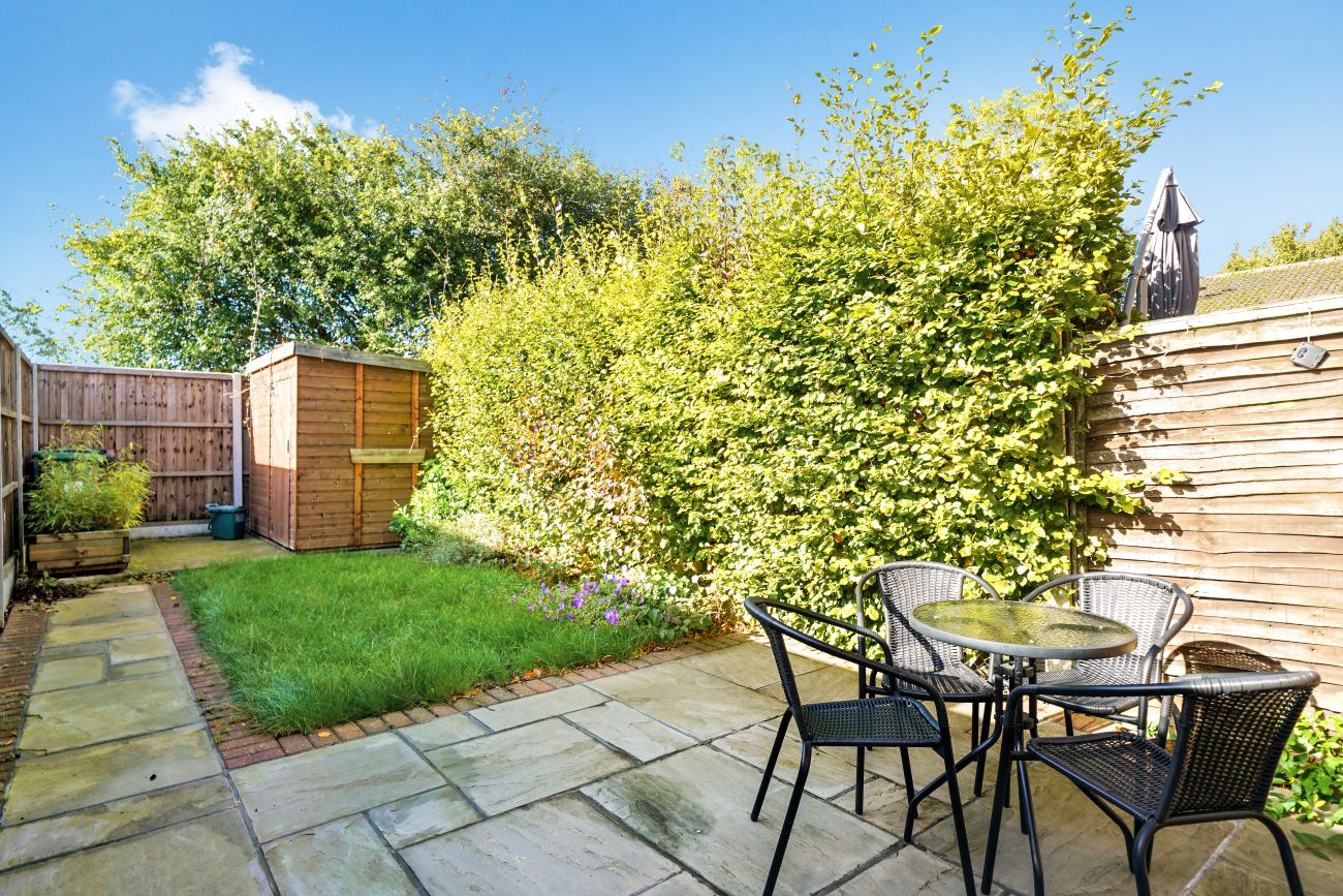 2-bed contractor house in Buckinghamshire (HP) photo 2