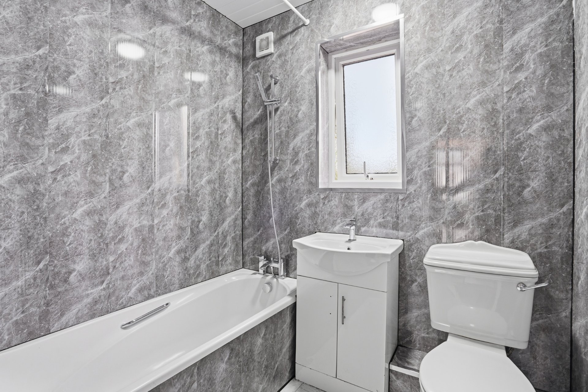 4-bed contractor house in West Midlands (CV) photo 7