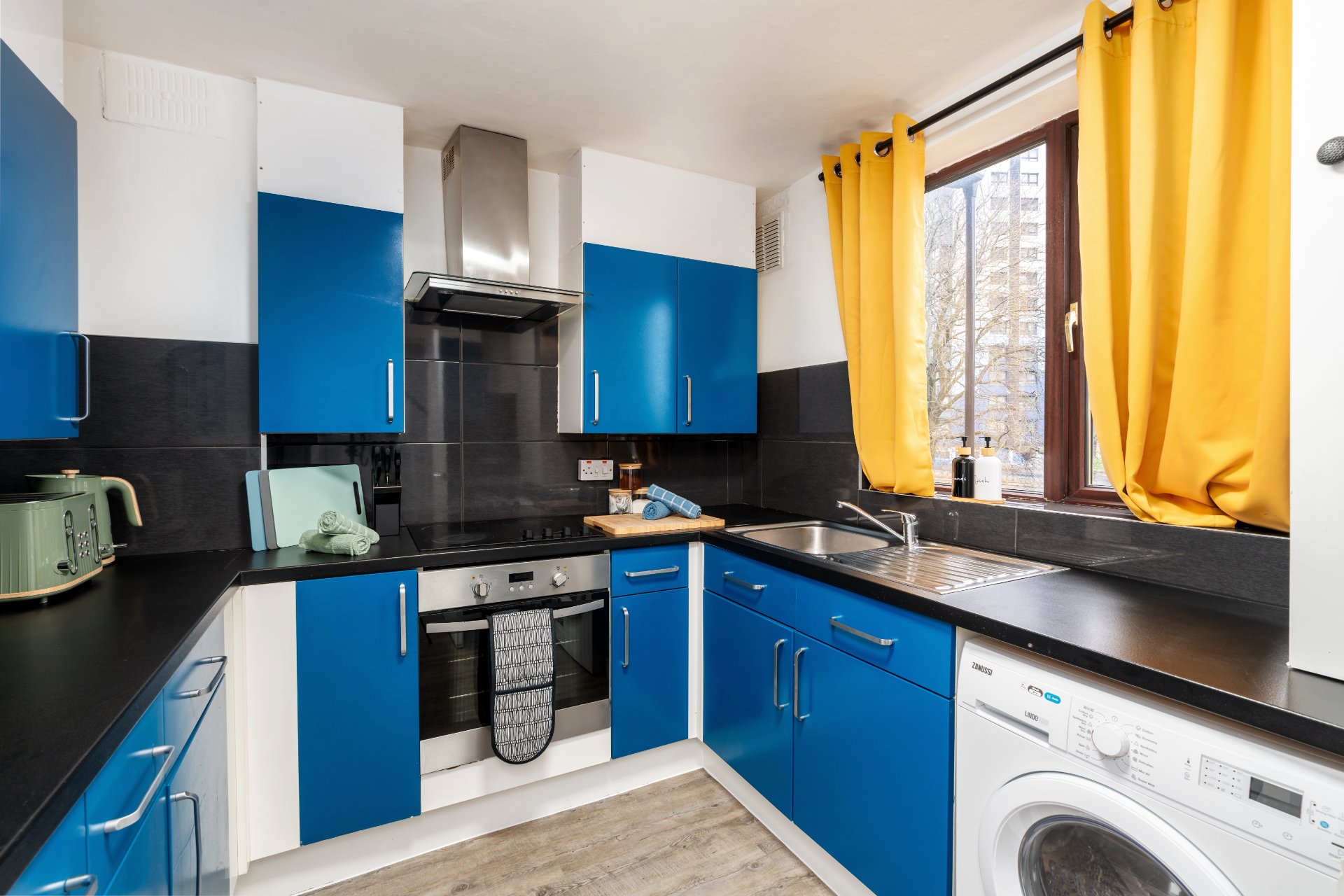 4-bed contractor house in Sheffield (S) photo 4