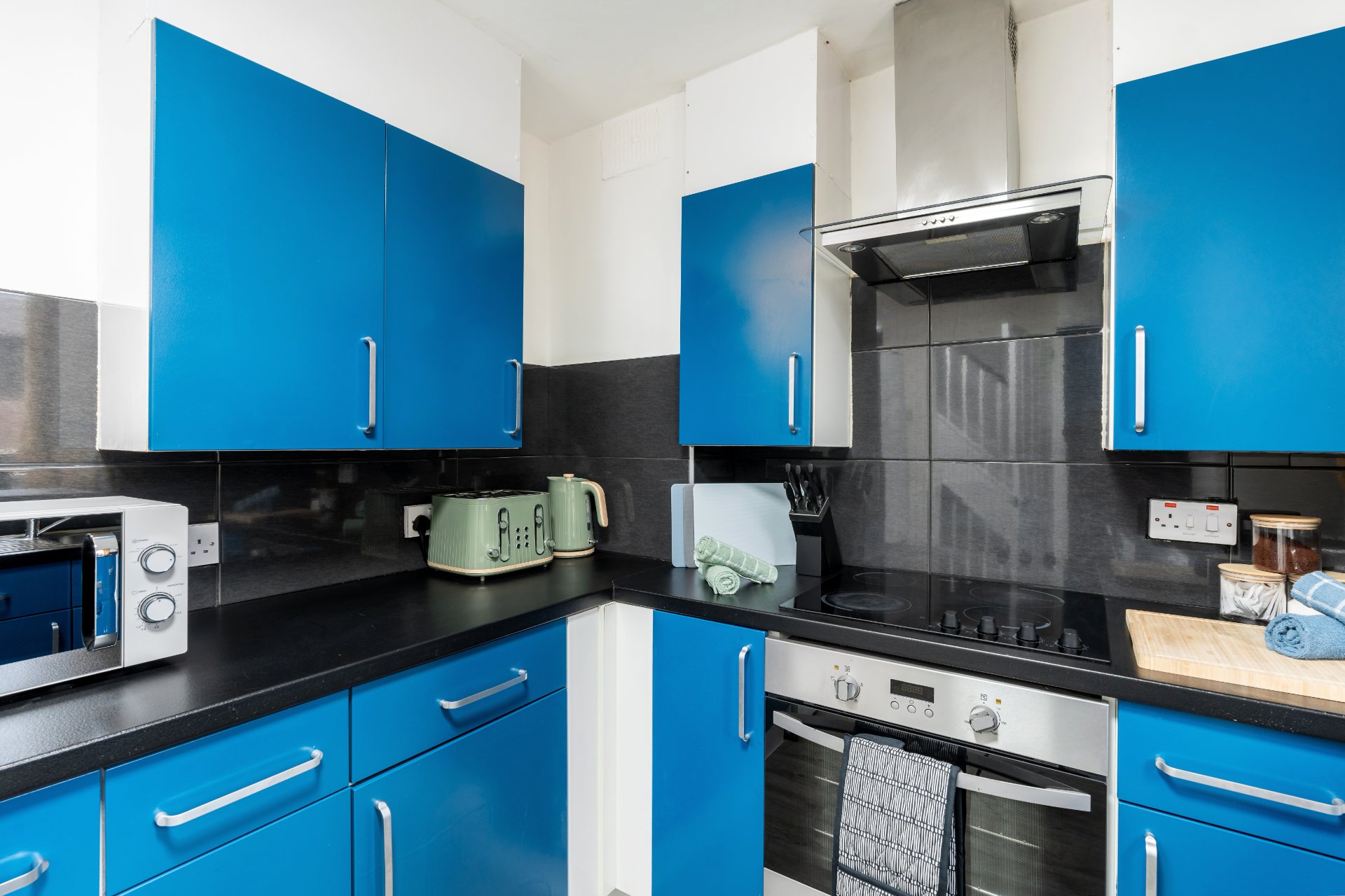 4-bed contractor house in Sheffield (S) photo 5