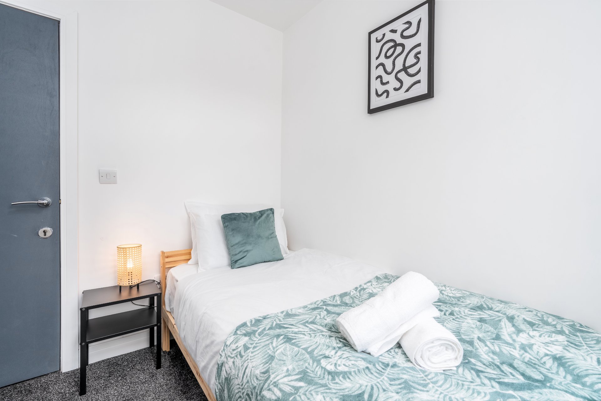 4-bed contractor house in Sheffield (S) photo 9
