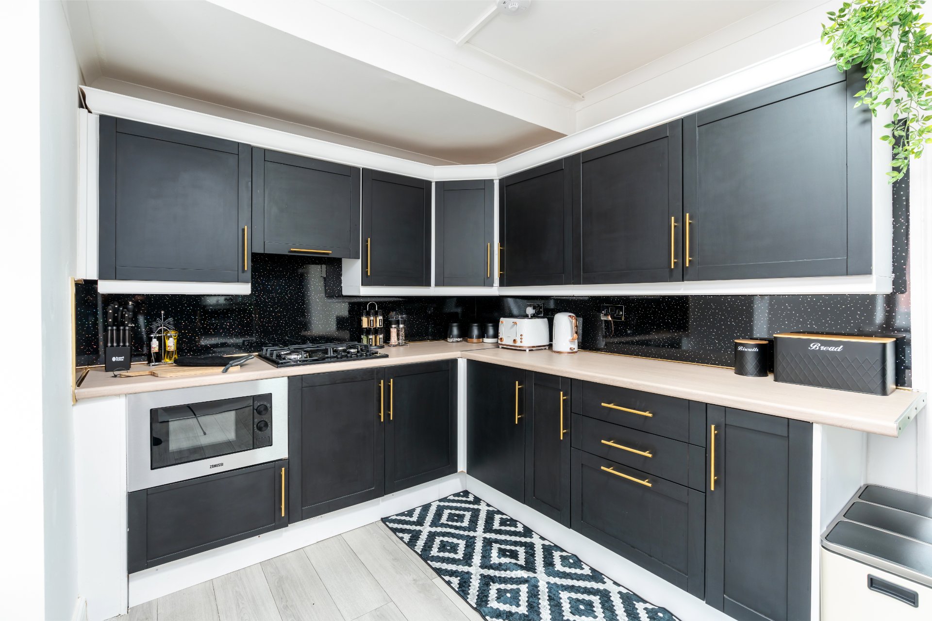 4-bed contractor house in Sheffield (S) photo 7