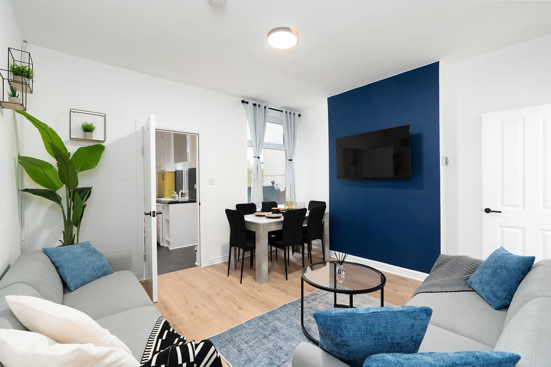 4-bed contractor house in Sheffield (S)