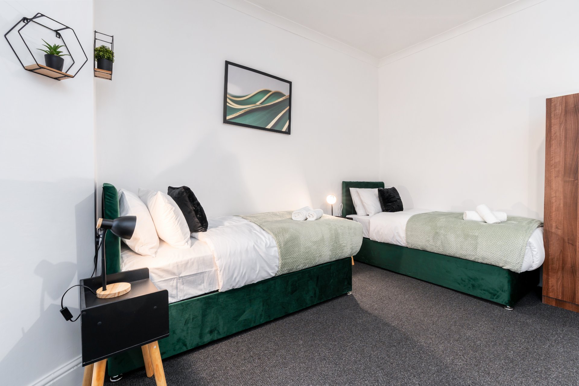 5-bed contractor house in Sheffield (S)