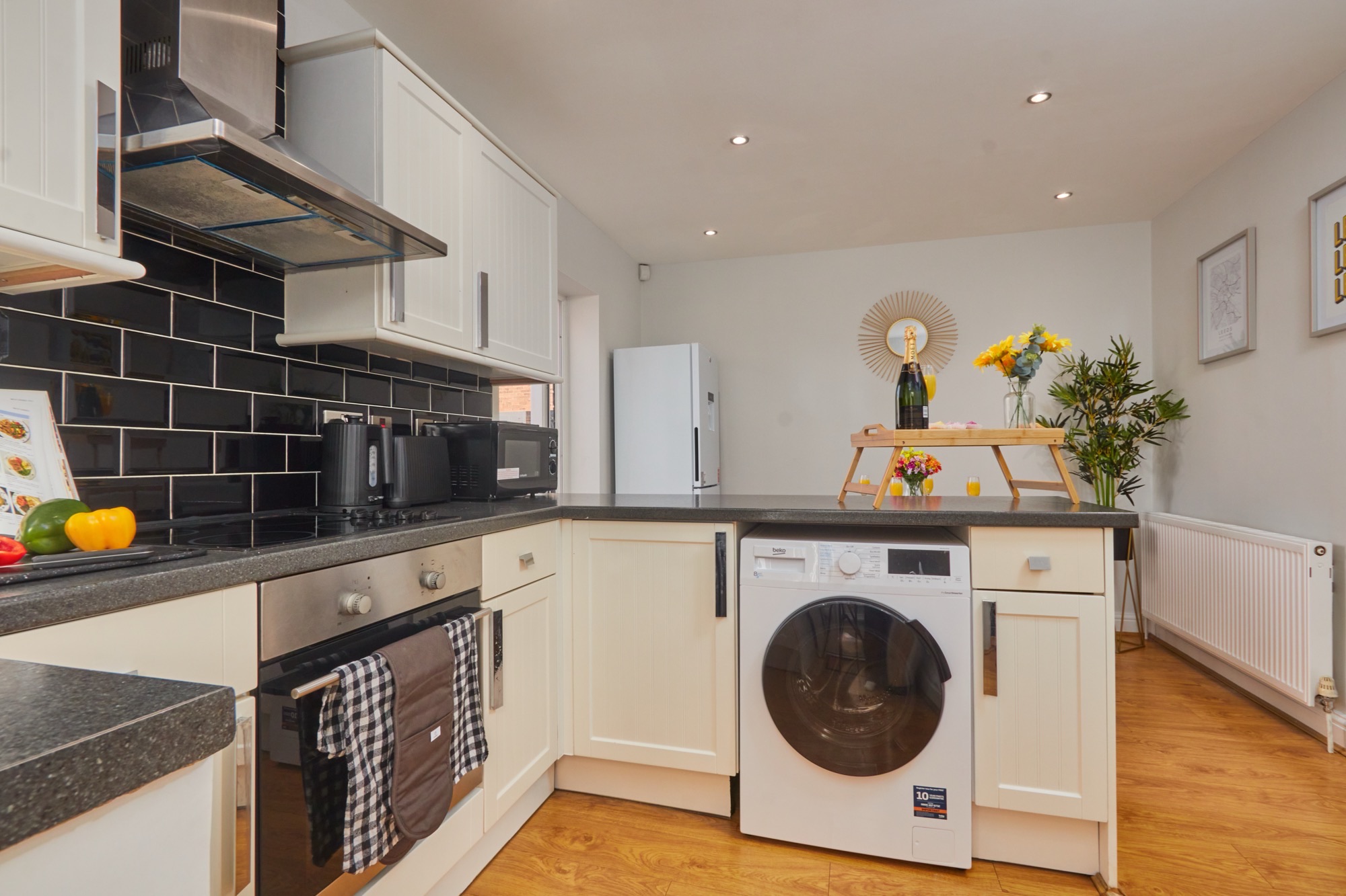3-bed contractor house in Leeds (LS) photo 2