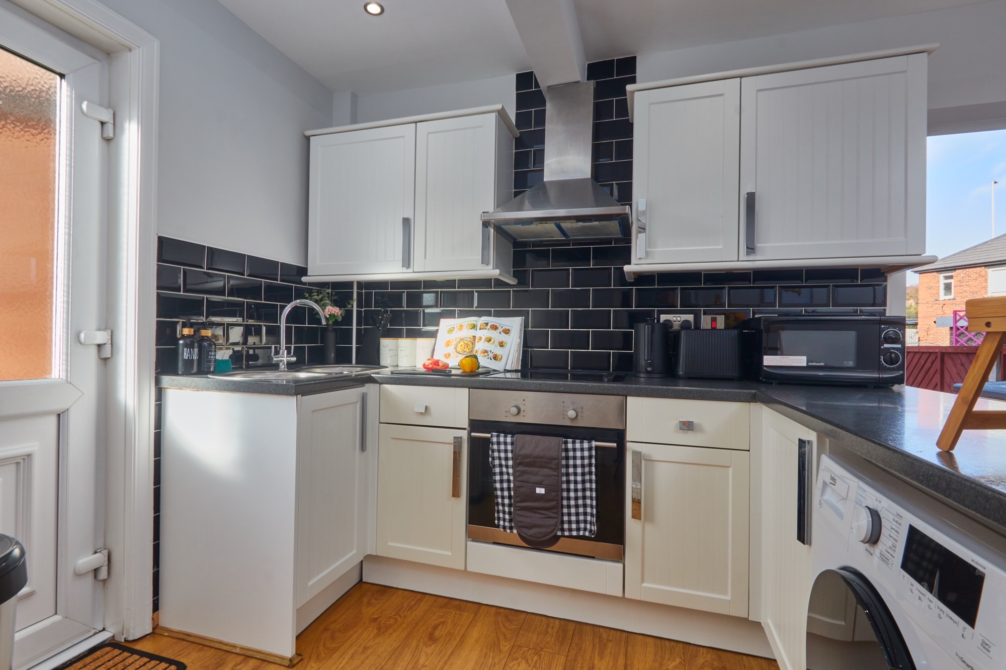 3-bed contractor house in Leeds (LS) photo 3