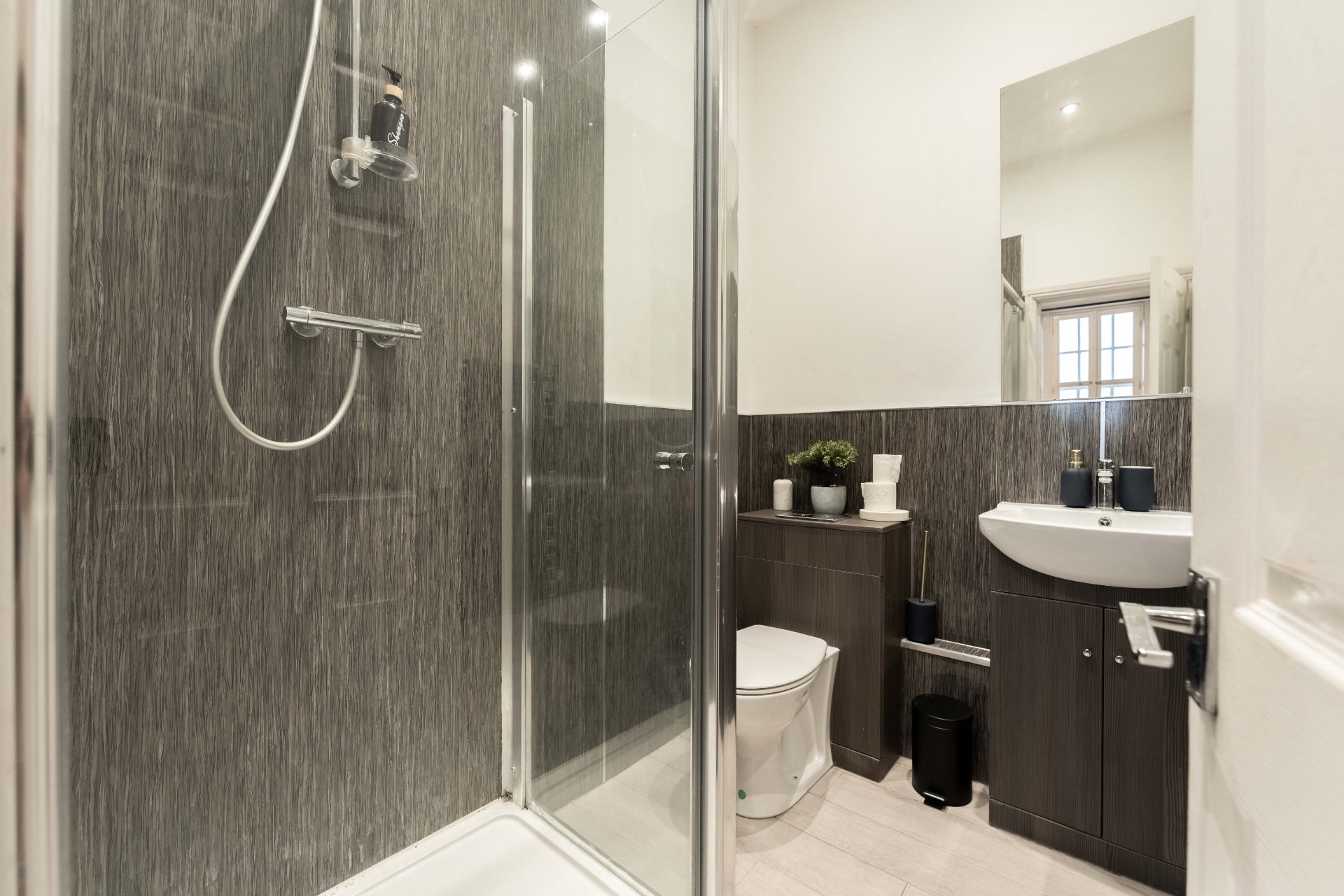 2-bed contractor house in Leeds (LS) photo 9