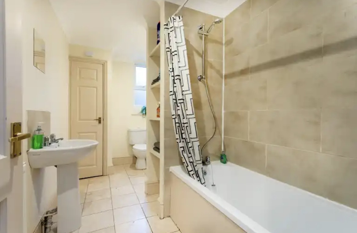 4-bed contractor house in Lincoln (LN) photo 11