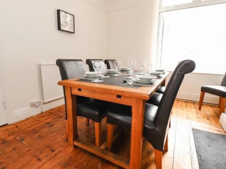 5-bed contractor house in Blackpool  (FY) photo 9