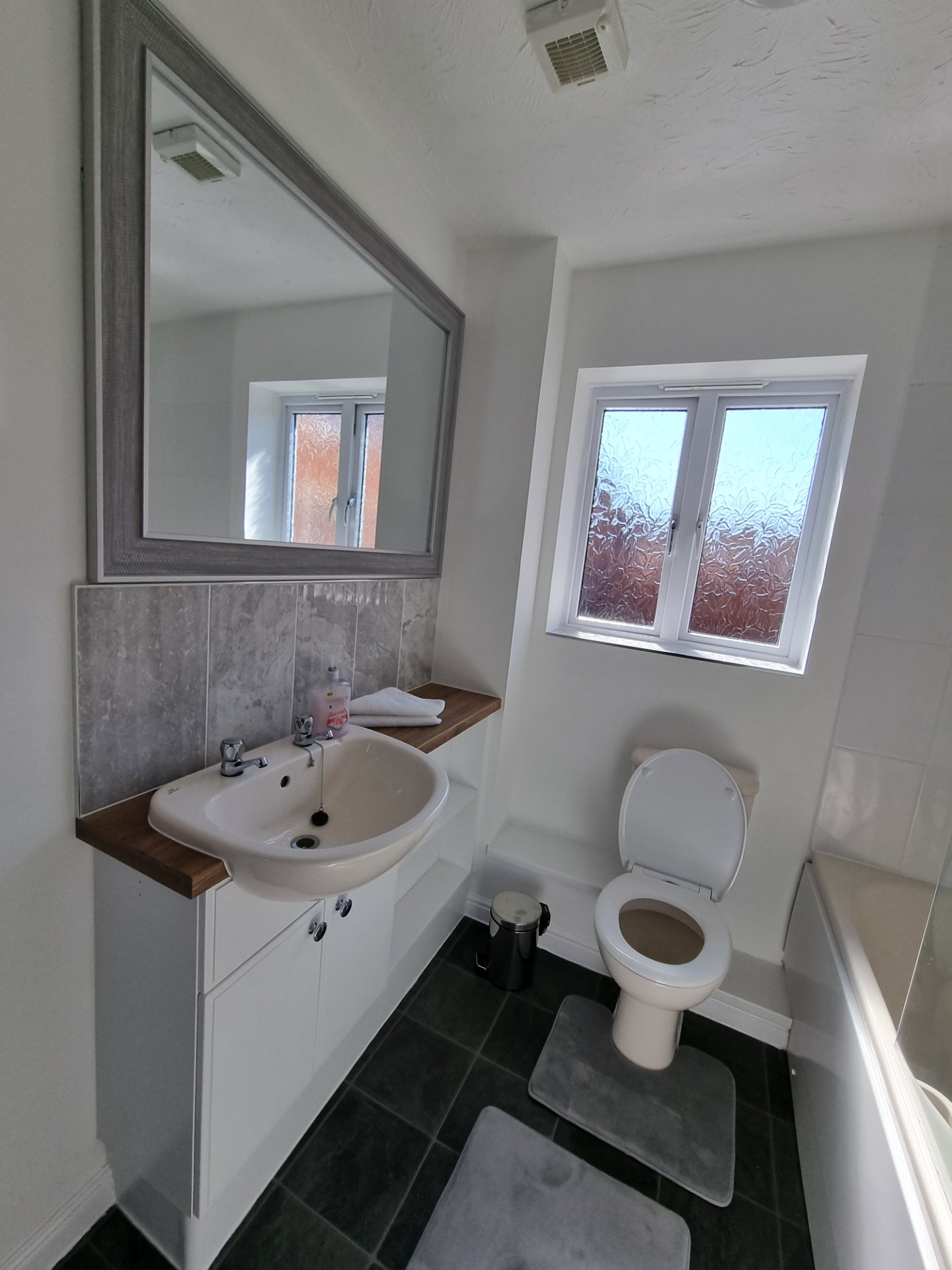 2-bed contractor house in bridgwater  (TA) photo 5