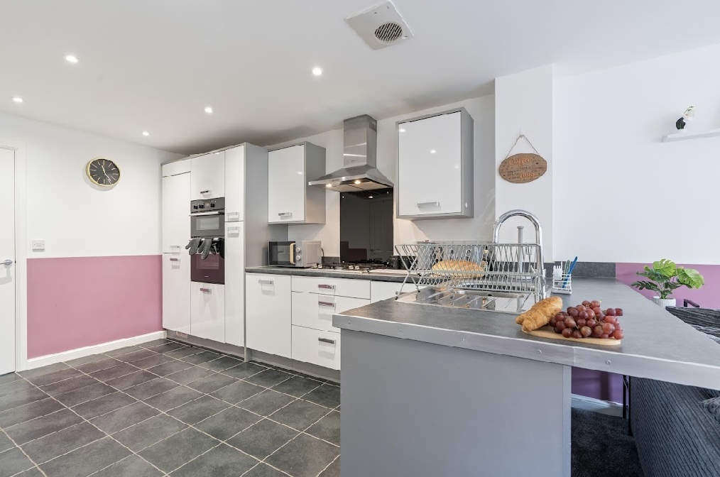 4-bed contractor house in Bristol  (BS)