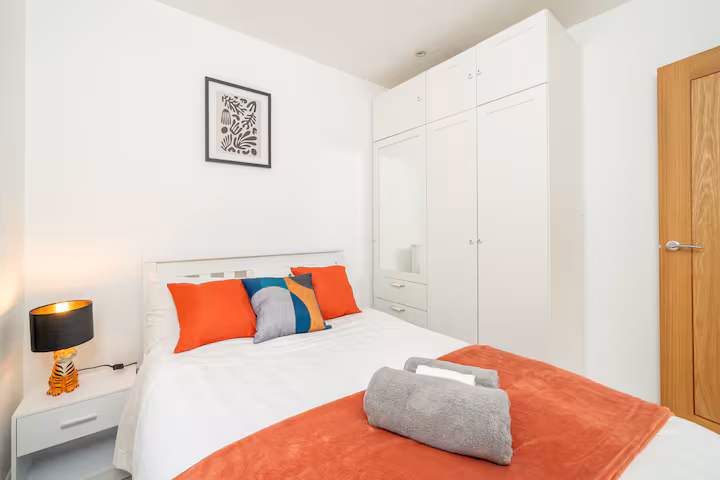 3-bed contractor house in London (N) photo 4