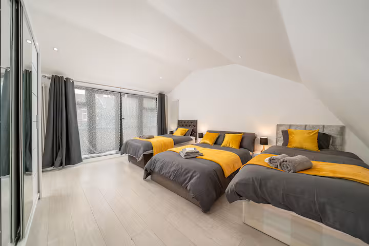 3-bed contractor house in London (N) photo 8