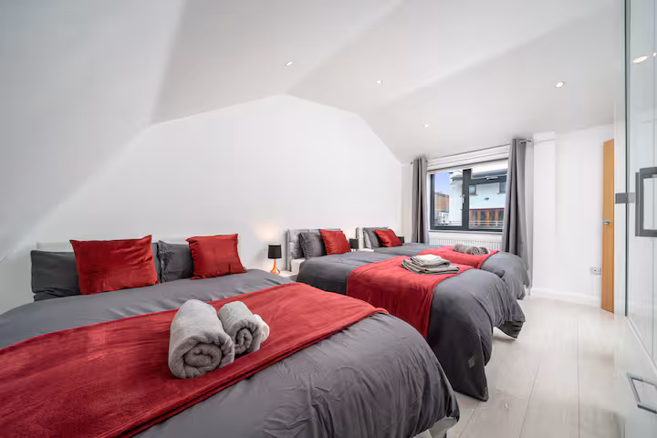 3-bed contractor house in London (N) photo 9