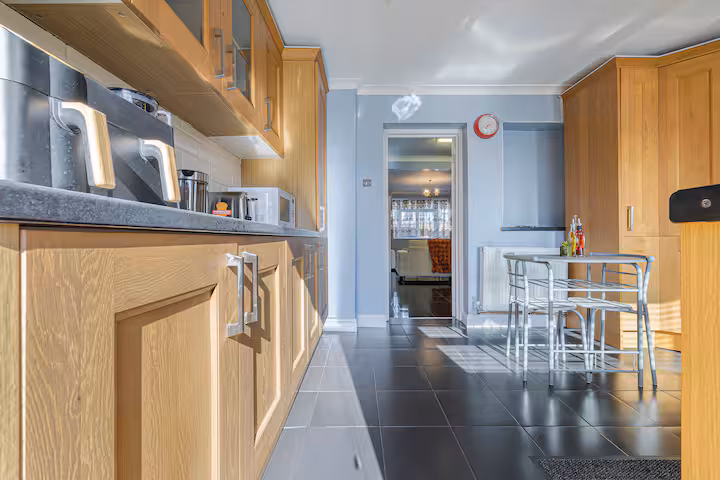2-bed contractor house in Dagenham  (RM) photo 10