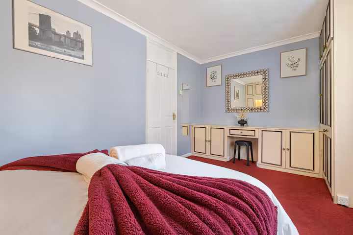 2-bed contractor house in Dagenham  (RM) photo 12