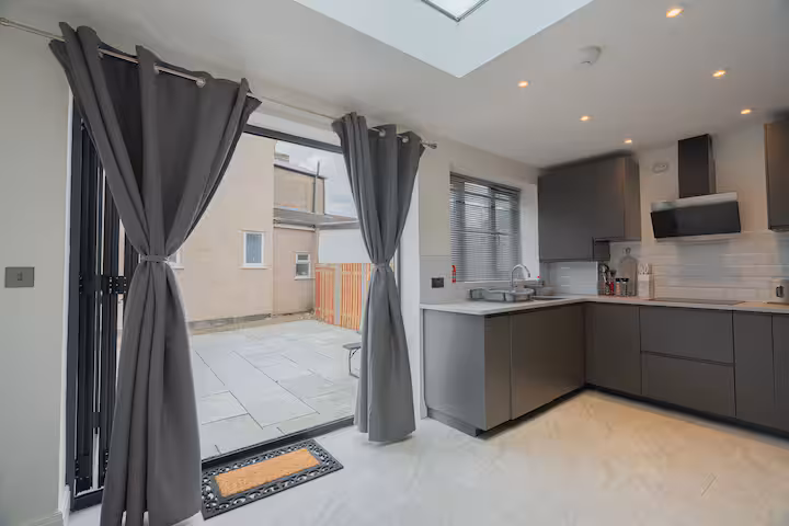 3-bed contractor house in London (N) photo 4