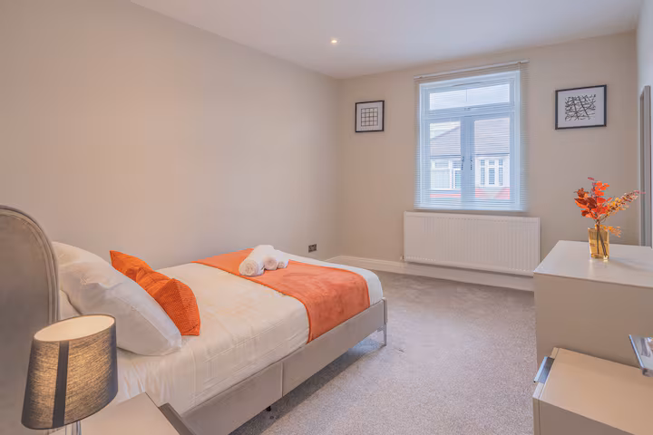 3-bed contractor house in London (N) photo 5