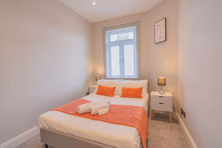 3-bed contractor house in London (N) photo 6