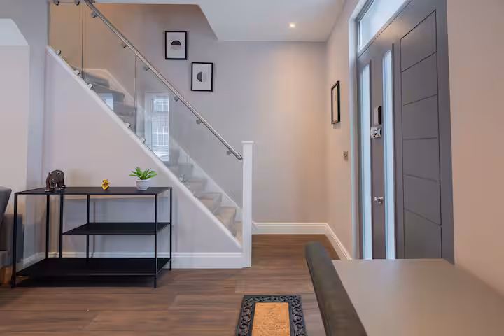 3-bed contractor house in London (N) photo 7