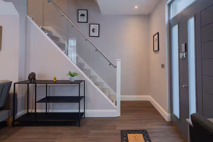 3-bed contractor house in London (N) photo 8
