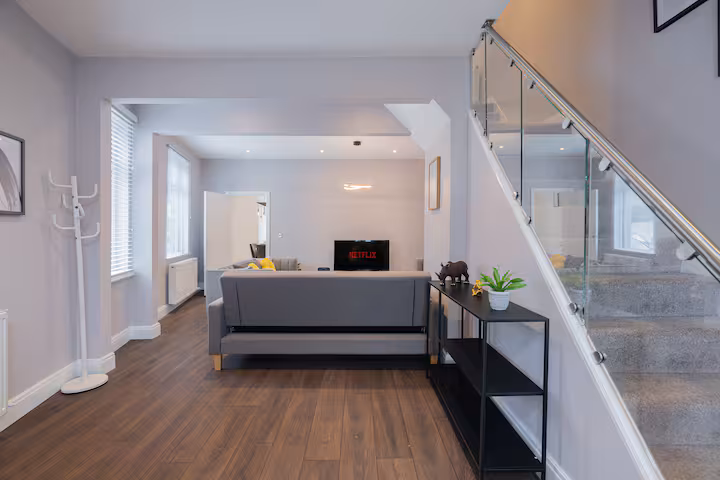 3-bed contractor house in London (N) photo 9