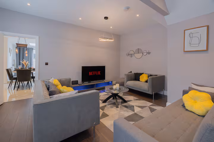 3-bed contractor house in London (N) photo 10