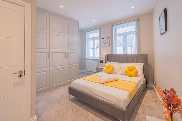 3-bed contractor house in London (N) photo 11