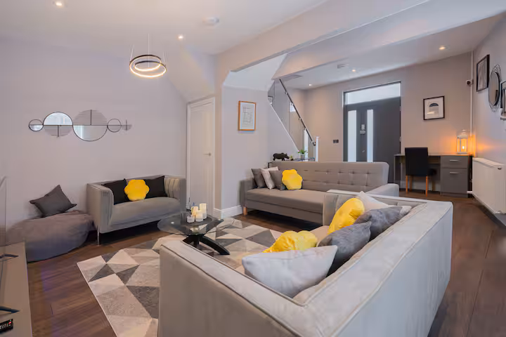3-bed contractor house in London (N) photo 12