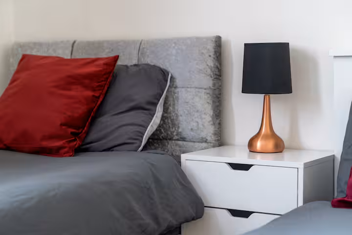 2-bed contractor house in London  (N)