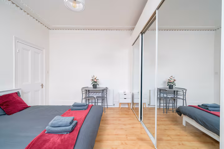 2-bed contractor house in London  (N) photo 7