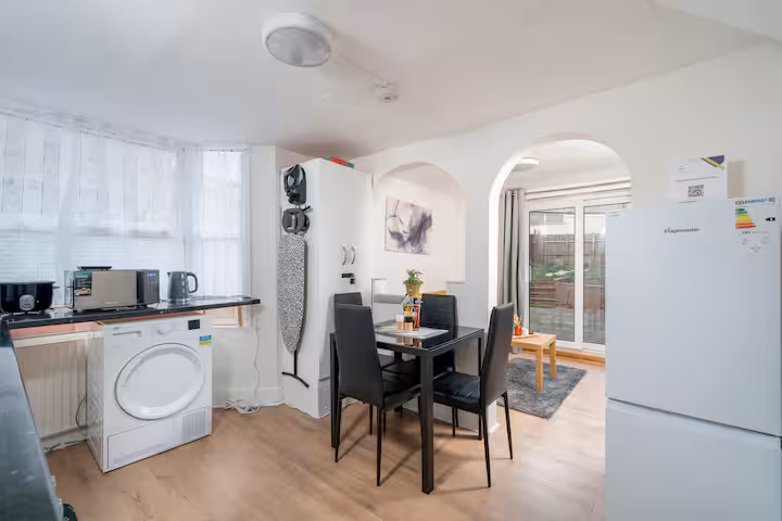 2-bed contractor house in London  (N) photo 10