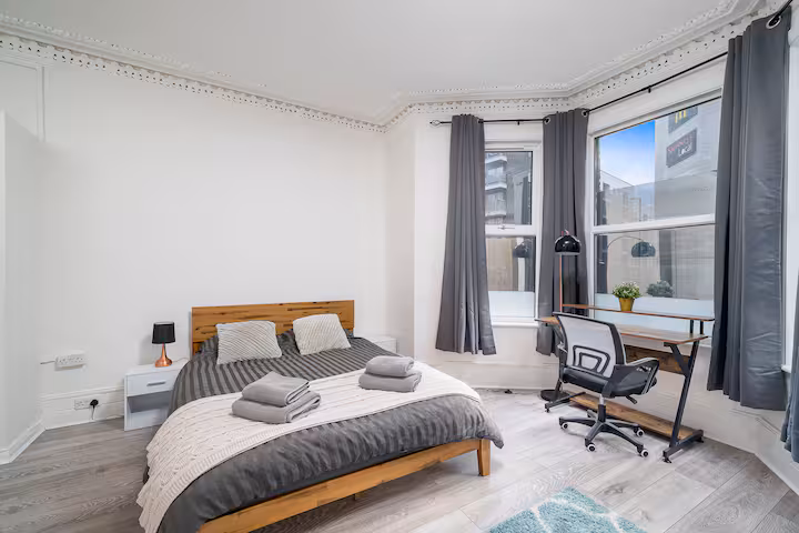 2-bed contractor house in London  (N) photo 12