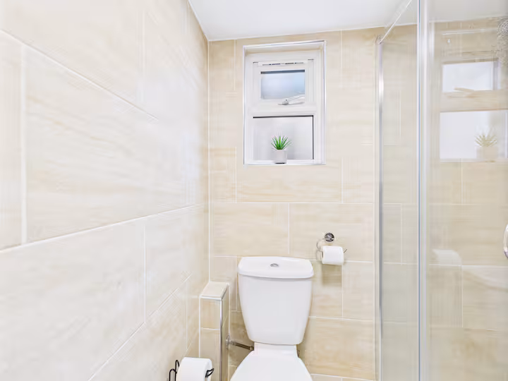 4-bed contractor house in Greater London (N) photo 4