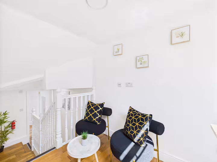 4-bed contractor house in Greater London (N) photo 6