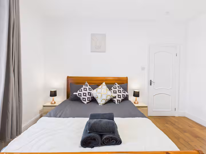 4-bed contractor house in Greater London (N) photo 8