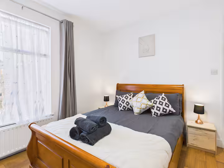 4-bed contractor house in Greater London (N) photo 9