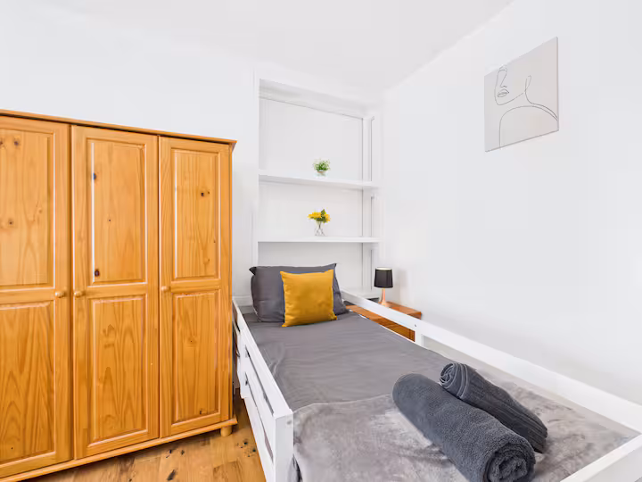 4-bed contractor house in Greater London (N) photo 12