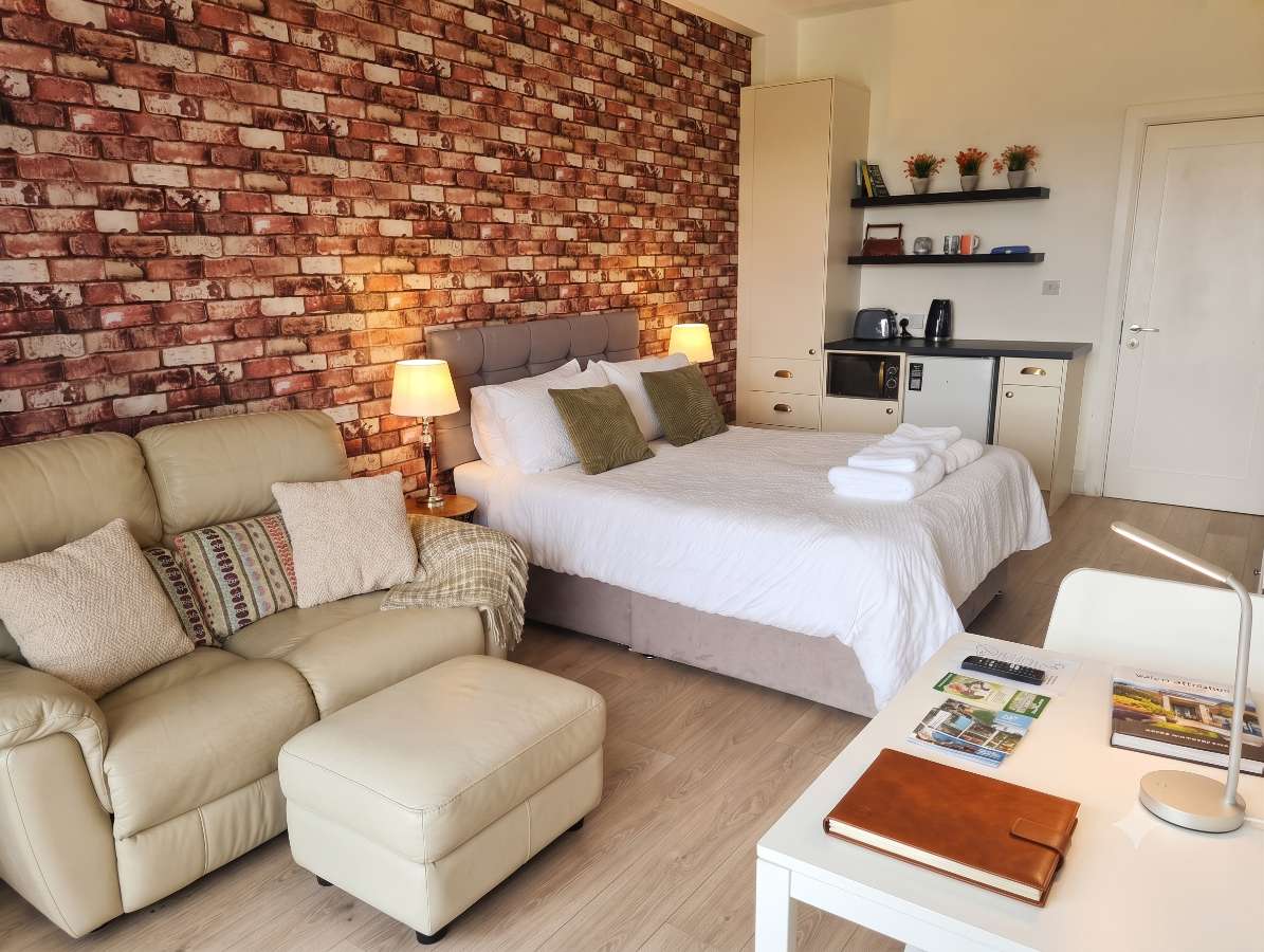 3-bed contractor house in UK & Ireland (A)
